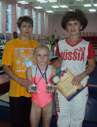 Анна Субботина с тренерами и медалями.